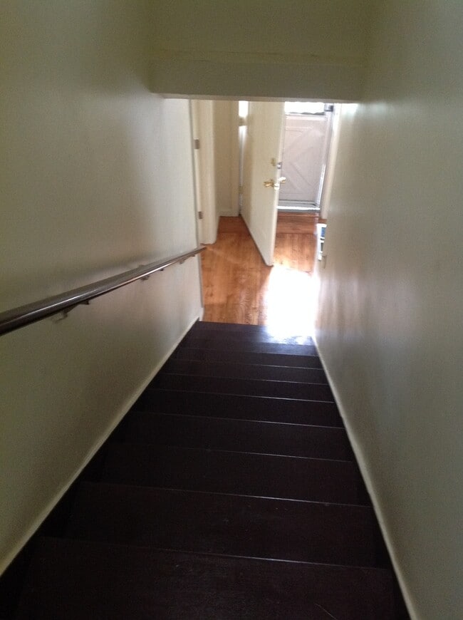 Building Photo - Single Family Home 4 Bed 2 Full Baths