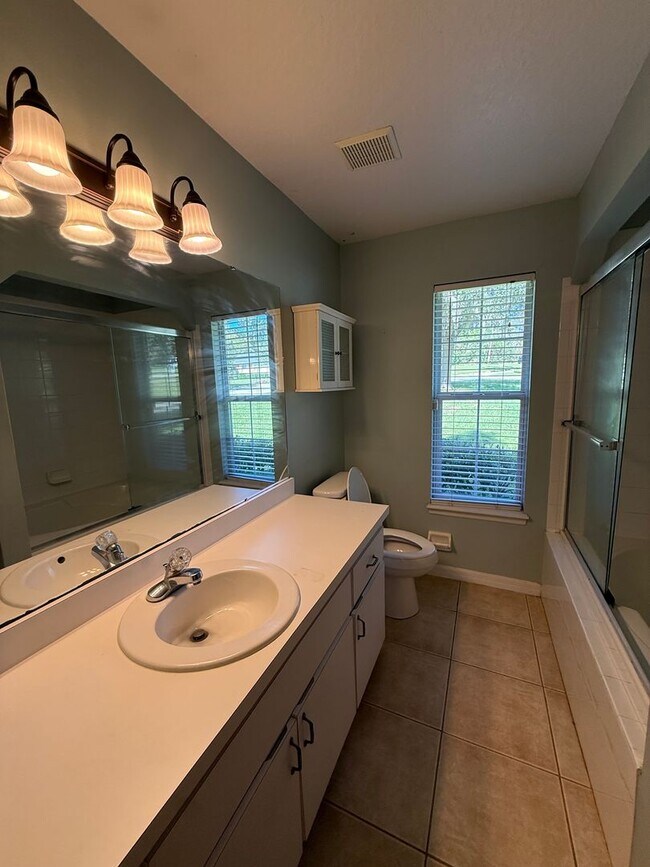 Building Photo - 1102 SE 10th St