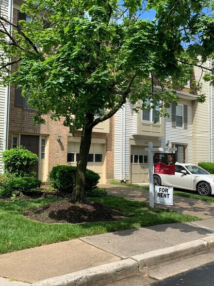 Building Photo - 678 Ivy League Ln