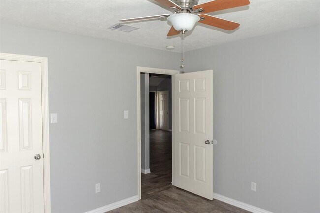 Building Photo - 822 Oak Lodge Ct