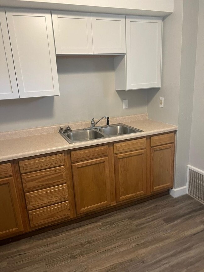 Building Photo - FOR RENT: Recently renovated home in Neenah!