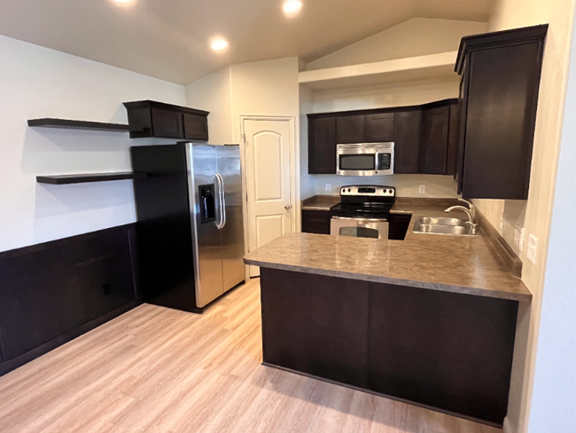 Building Photo - 999 Village River Ln