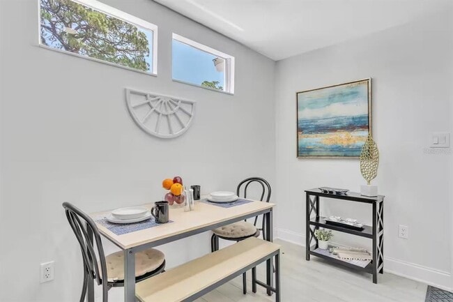 Building Photo - 1317 Cocoanut Ave