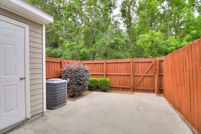 Building Photo - 2 Bedroom 2.5 Bath Townhouse
