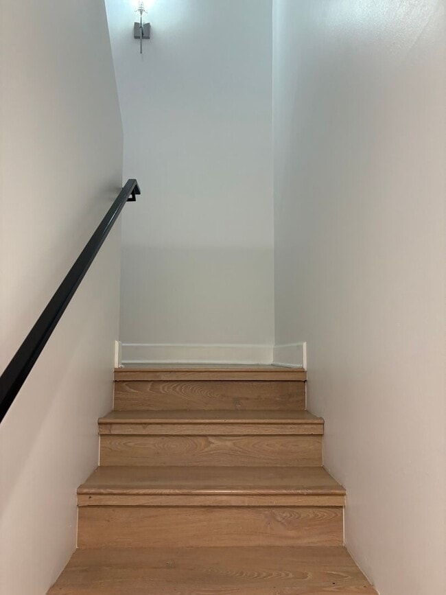 Building Photo - Luxury 3+3 Townhome in prestigious Crescen...