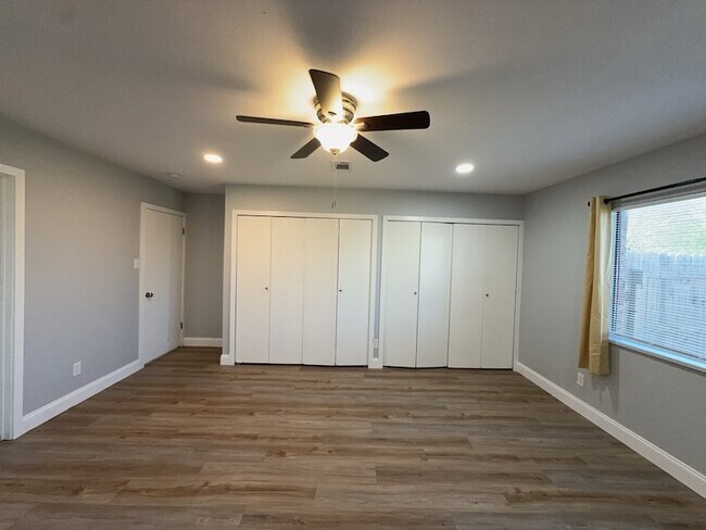 Building Photo - 8917 Vernon Dr