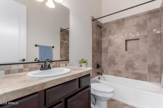 Building Photo - Stunning 4 bedroom, 3 bathroom home in the...