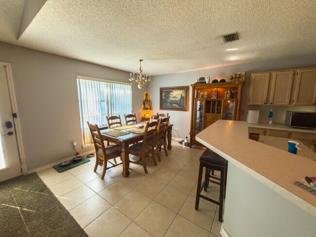 Building Photo - 2381 Hilton Dr