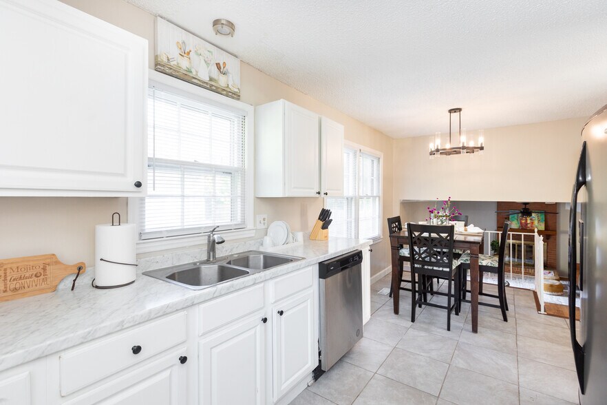 Building Photo - 6012 Old Coach Rd