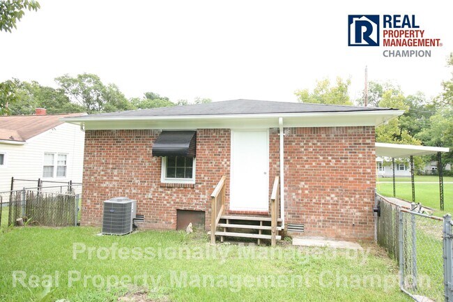 Building Photo - Charming 2 BD/1 BA Bungalow with Fenced Ba...