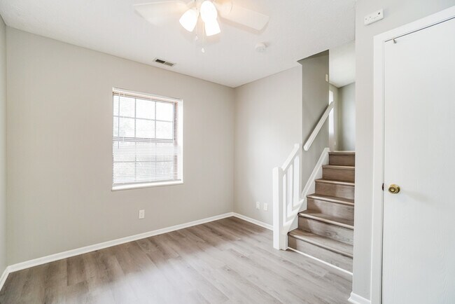 Building Photo - Charming 3 Bedroom Home