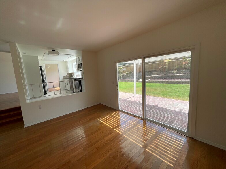 Building Photo - 1543 Calle Violetas