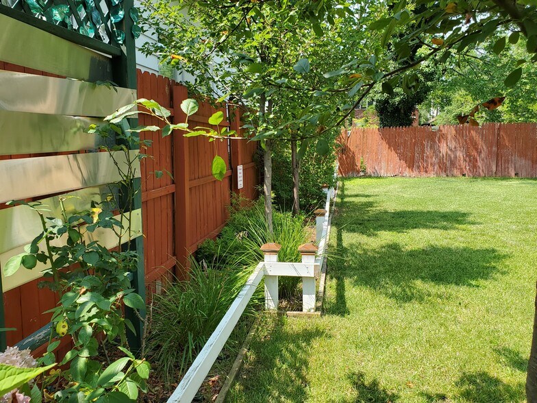 Beautiful Garden - 1211 Pine St