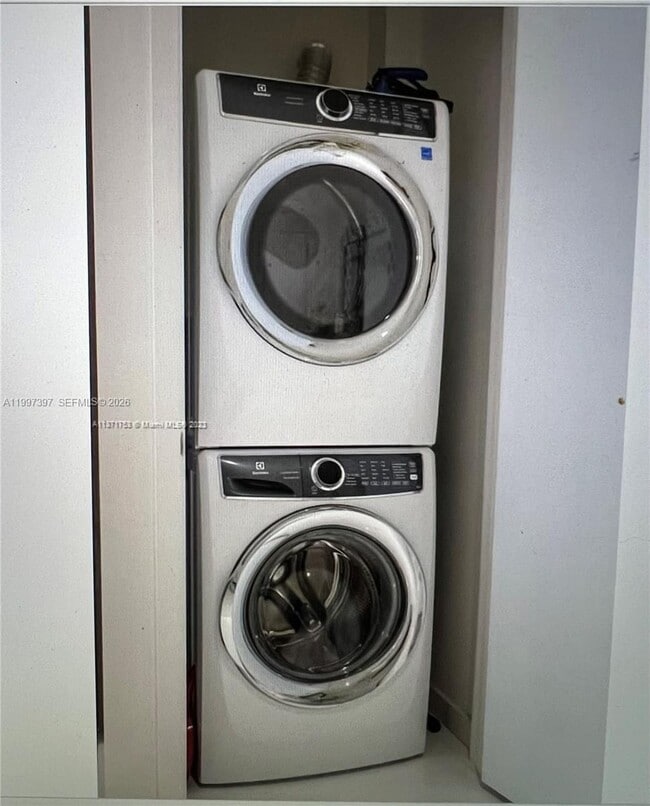 Building Photo - 851 NE 1st Ave