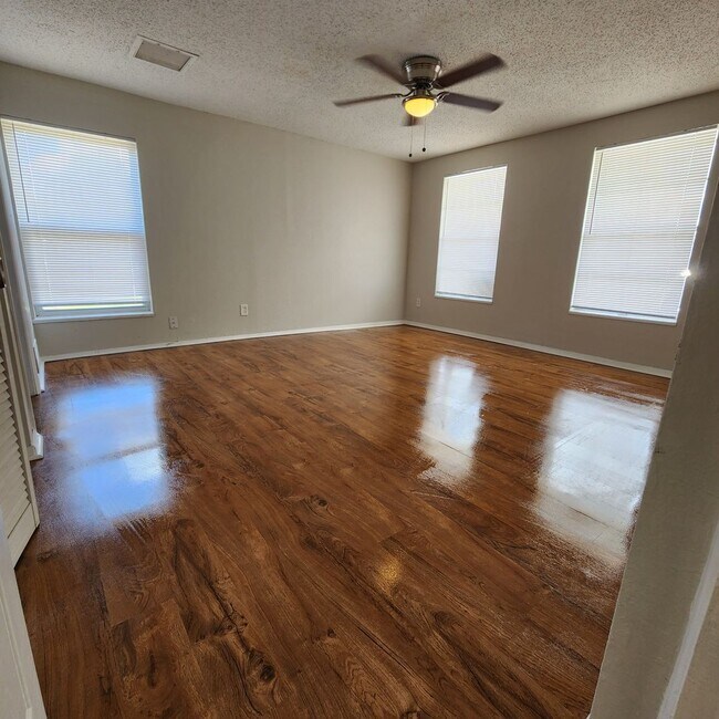 Building Photo - 3/2 Corner Lot Home