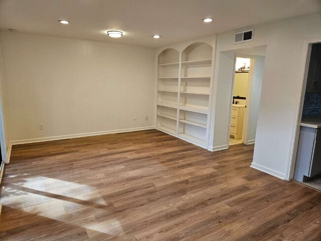 Building Photo - Fully Remodeled 3 Bed Home Near Galleria & Memorial Park - Utilities Included