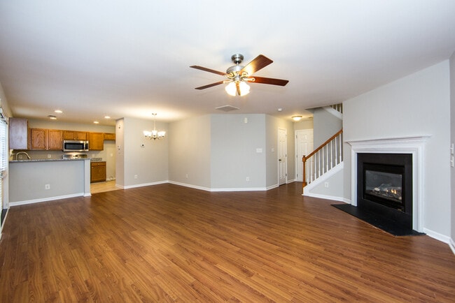 Building Photo - Great 3BD/2.5BA Home in Desirable Highland Creek!