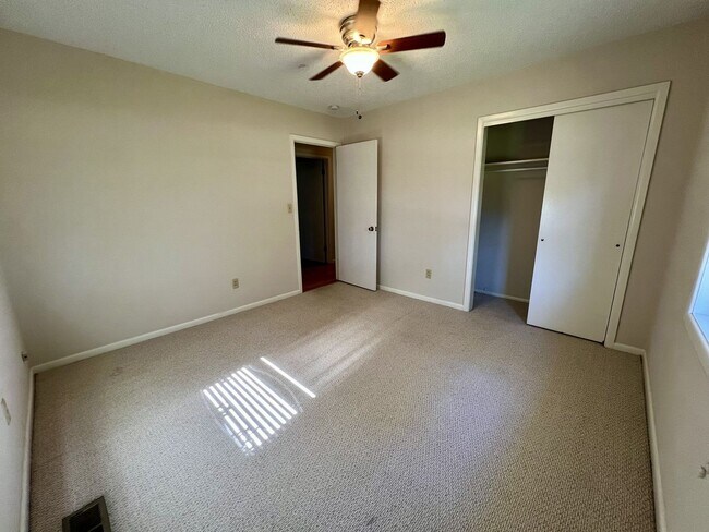 Building Photo - 3 Bedroom Home in Greenwood!