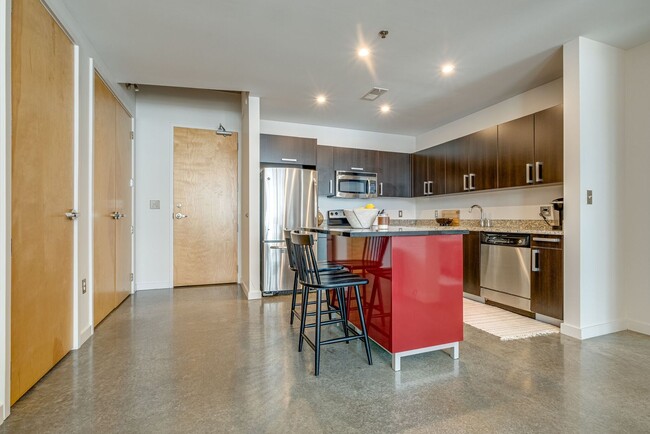 Building Photo - 2 bed, 2 bath Condo in the Gulch with park...