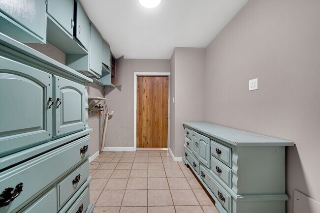 Building Photo - 3 Bedroom 1 Bathroom Apartment for Rent!