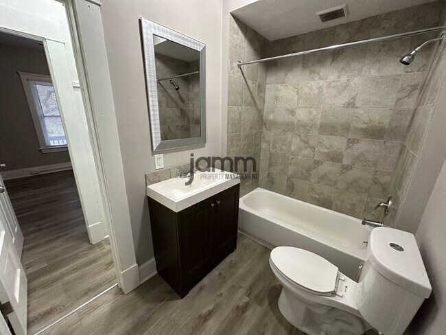 Building Photo - 3026 Monroe Ave