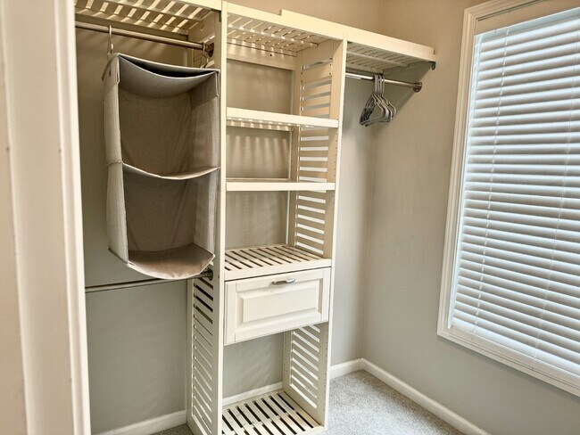 Building Photo - Spacious Townhome with a Private Courtyard in Westbury Park!