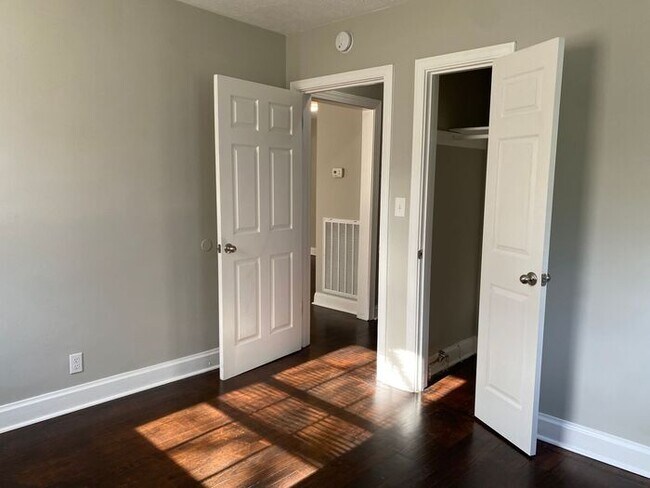 Building Photo - Spacious Renovated Duplex in East Nashville