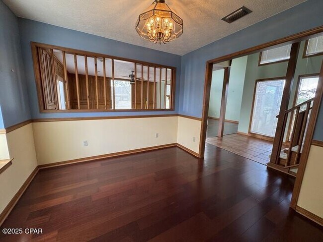 Building Photo - 833 W Pierson Dr