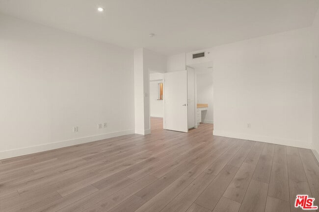 Building Photo - 13600 Marina Pointe Dr