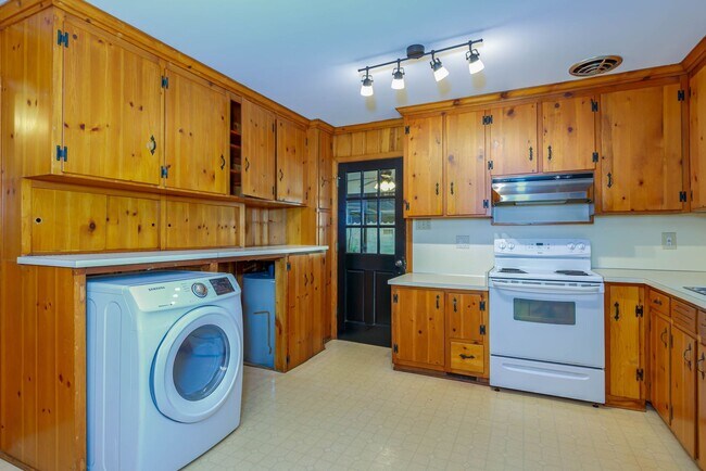 Building Photo - Gorgeous 3 bed 2 bath home with finished basement/carport in NW Greensboro! Lawn care included.