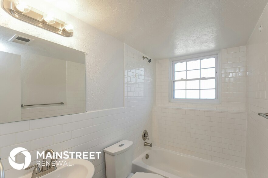 Building Photo - 17125 E Kent Dr