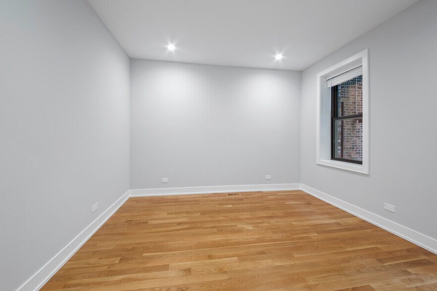 Building Photo - 1370 W Evergreen Ave