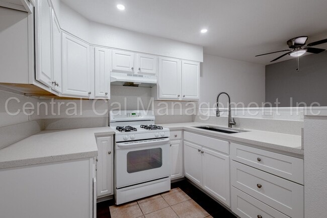 Building Photo - MOVE IN SPECIAL! - HALF MONTH OFF NOV RENT...