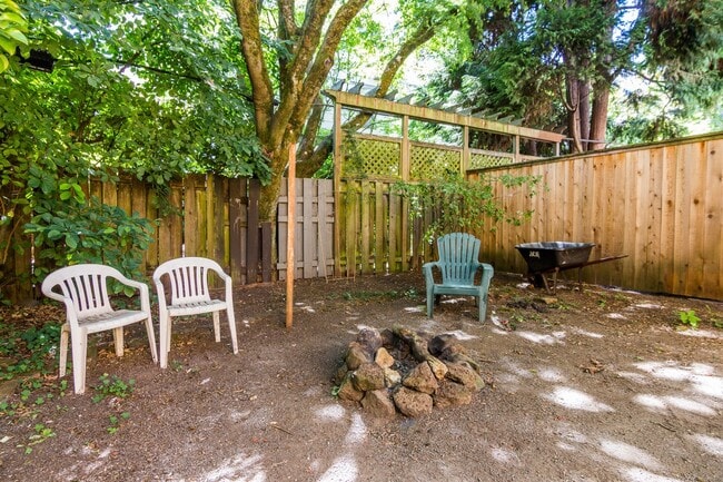 Building Photo - Furnished 3 bedroom 1.5 bath Available Soon.