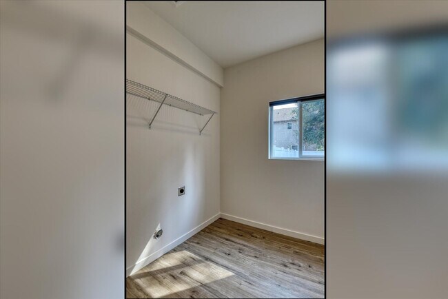 Building Photo - E. 7th Duplex