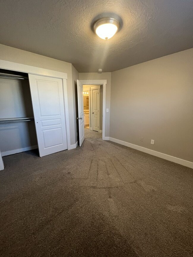 Building Photo - 1 MONTH FREE- 3 Bed, 2.5 Bath Townhome in Pleasant Grove