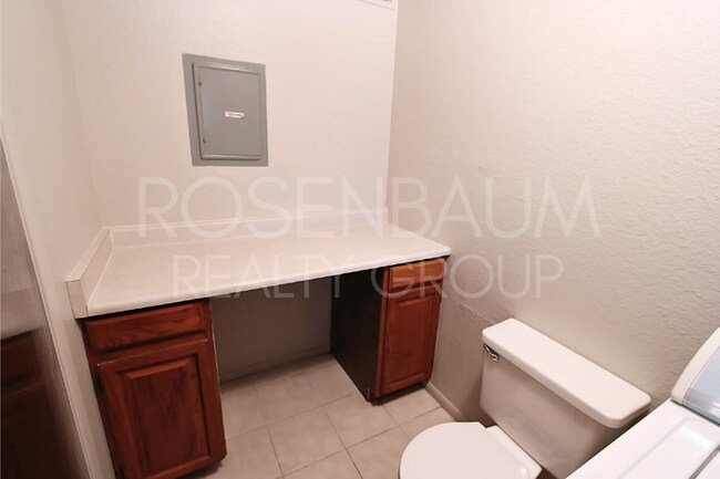 Building Photo - 1008 N Pueblo Dr