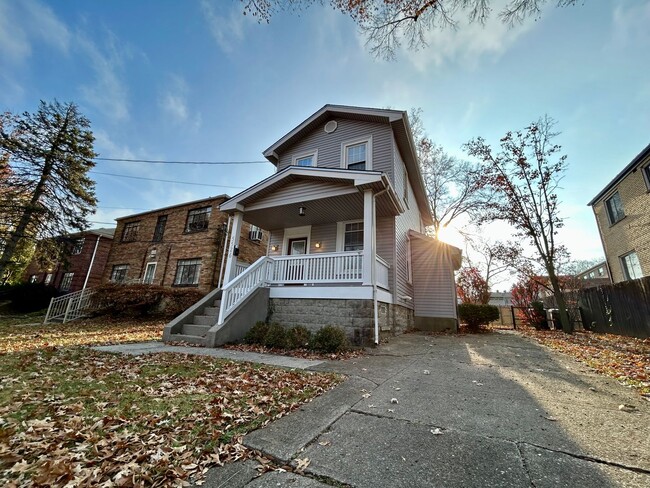 Building Photo - PLEASANT RIDGE - Huge Meticulous 2 bed 2 story home.  Fenced yard.