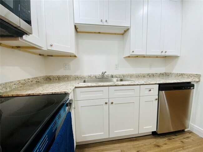 Building Photo - 305 Wellington Ct