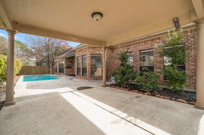 Building Photo - 590 Edgewood Dr