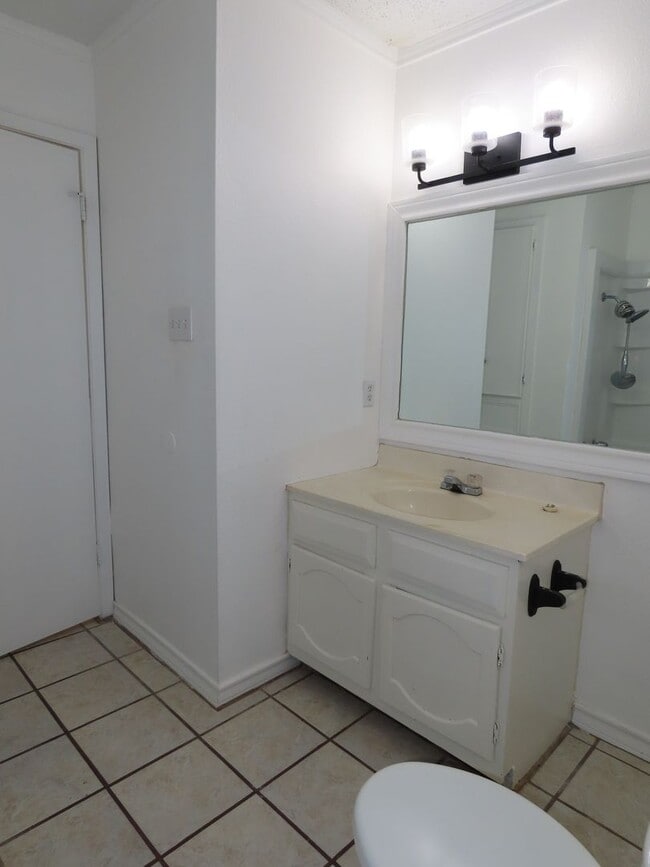 Building Photo - Quaint 3 Bedroom, 1 Bathroom Home in Whitehouse, w/ Shed for Storage