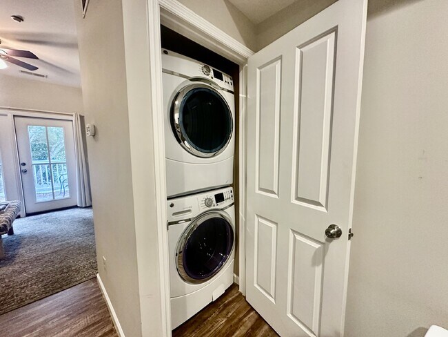 Building Photo - Two Bedroom Apartment in the Heart of Bluffton's Promenade!