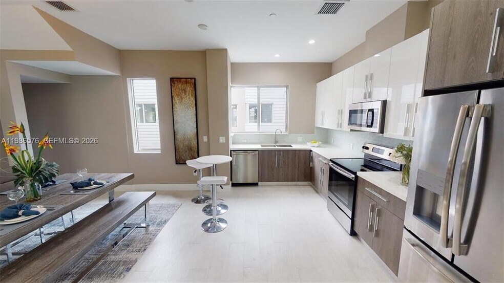 Building Photo - 626 NE 12th Ave