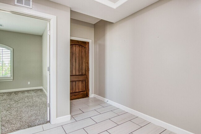 Building Photo - Eastside Beautiful 3 bed/2 baths