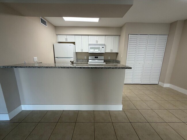 Building Photo - 5317 Summerlin Rd