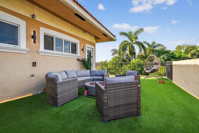 Building Photo - 1705 NE 11th St