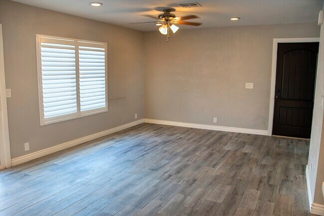 Building Photo - 3728 W Bluefield Ave