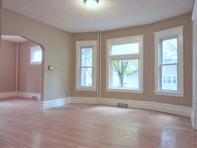 Building Photo - 738 Magnolia Ave E