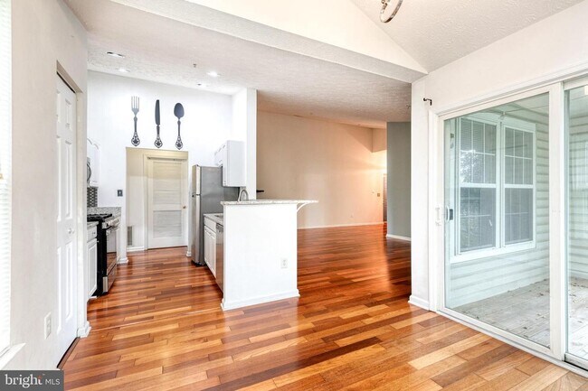Building Photo - Stunning 2bd 2bth Penthouse-Level Condo in...