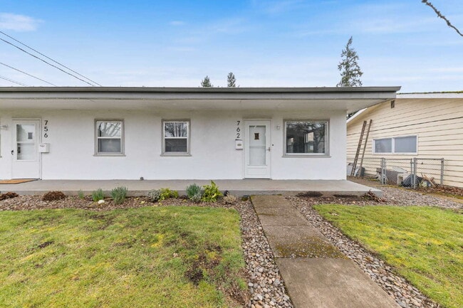 Building Photo - Charming Remodeled Duplex: Pet Friendly!